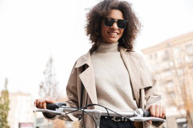 Gülümseyen çekici genç Afrikalı kadın.