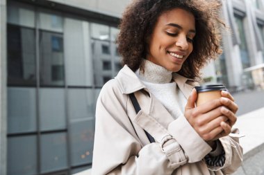 Gülümseyen çekici genç Afrikalı kadın.