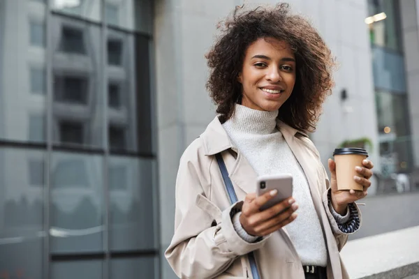 Sonriente atractiva joven africana — Foto de Stock