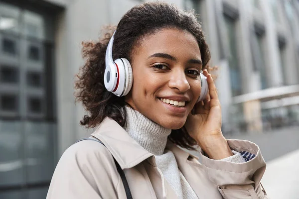 Stock image Smiling attractive young african woman