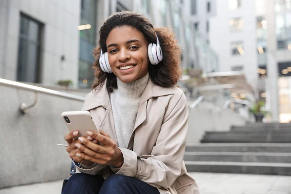 Sonriente joven africana vistiendo abrigo de otoño — Foto de Stock