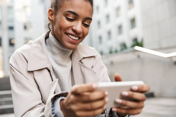 Sonriente joven africana vistiendo abrigo de otoño — Foto de Stock