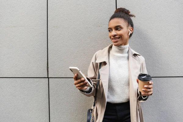 Smiling attractive young african woman — Stock Photo, Image