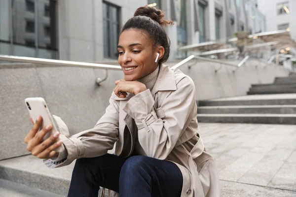 Sonriente joven africana vistiendo abrigo de otoño — Foto de Stock