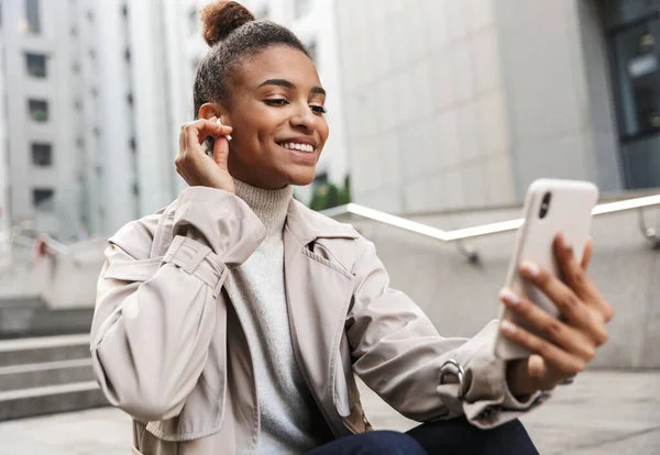 Sonriente joven africana vistiendo abrigo de otoño — Foto de Stock