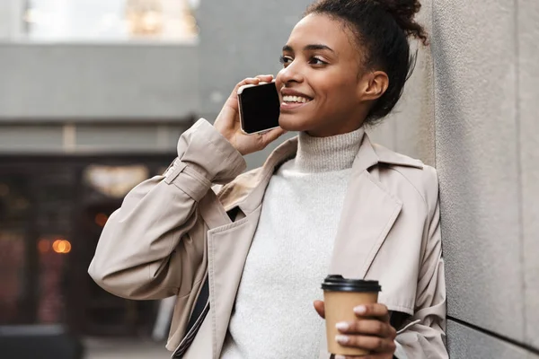 Sonriente atractiva joven africana — Foto de Stock