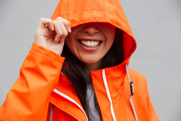 Sonriente joven asiático mujer usando impermeable caminar al aire libre — Foto de Stock