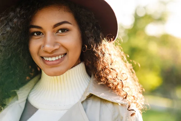 Close up of a smiling young african woman — 스톡 사진