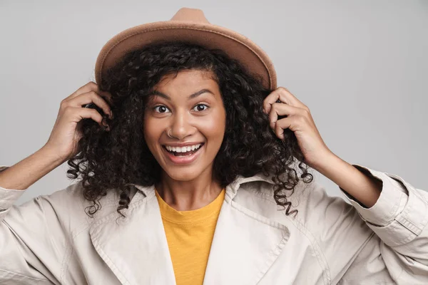 Primer plano de una atractiva joven africana — Foto de Stock