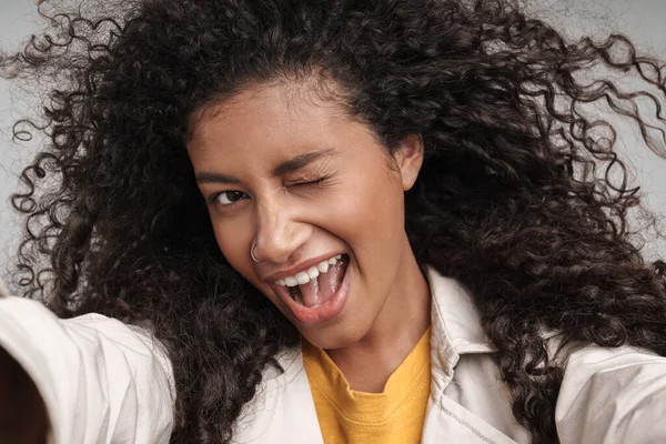 Nahaufnahme einer attraktiven jungen Afrikanerin — Stockfoto