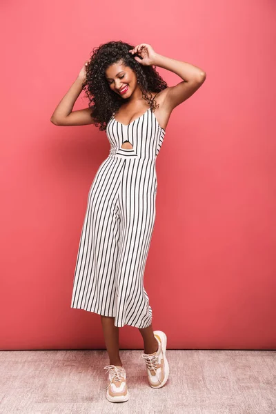 Image of trendy african american woman with curly hair smiling a — Stockfoto
