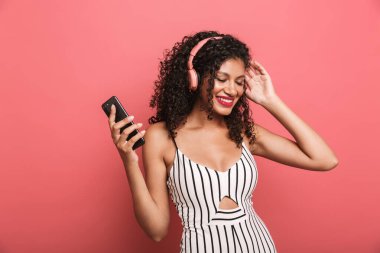 Genç ve güzel bir Afrikalı kadının portresi.