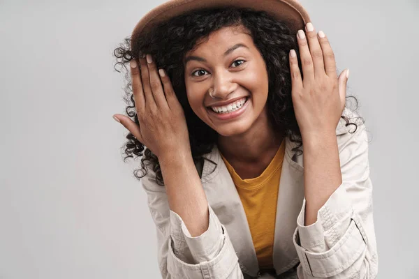 Primer plano de una atractiva joven africana —  Fotos de Stock