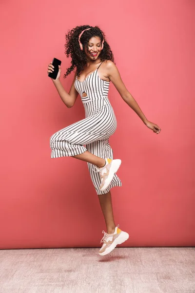 Retrato de una hermosa joven africana — Foto de Stock