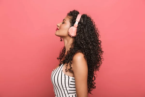 Image of happy african american woman listening to music with he — Stockfoto