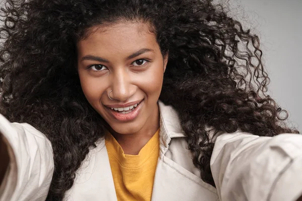 Close up de uma jovem mulher africana atraente — Fotografia de Stock