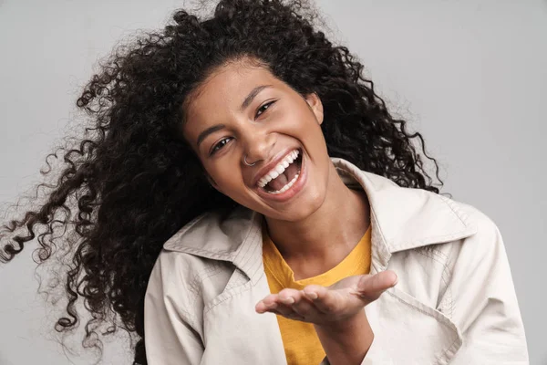 Primer plano de una atractiva joven africana — Foto de Stock