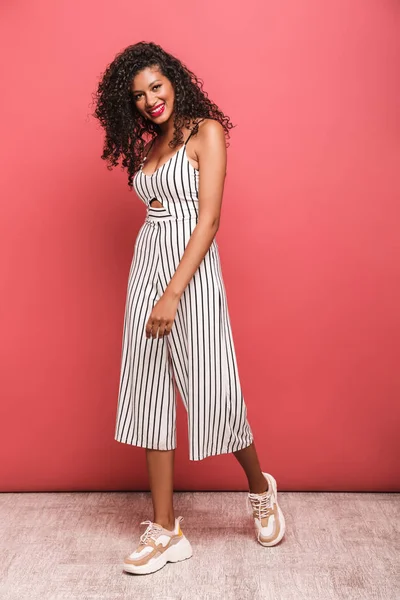 Imagen de mujer afroamericana glamour con el pelo rizado sonriendo — Foto de Stock