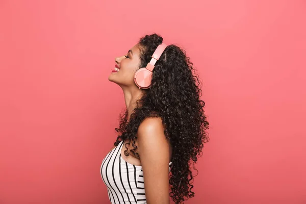 Image of happy african american woman listening to music with he — Stockfoto