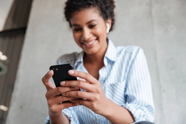 Sonriente atractiva mujer africana joven con camisa — Foto de Stock