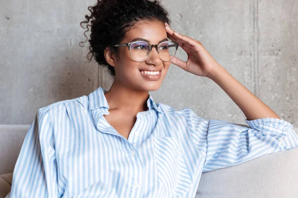 Sorridente attraente giovane donna africana indossa camicia rilassante — Foto Stock