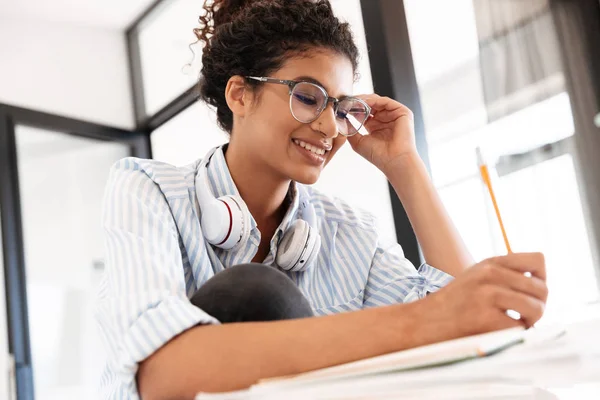 Primer plano de una joven africana atractiva e inteligente —  Fotos de Stock