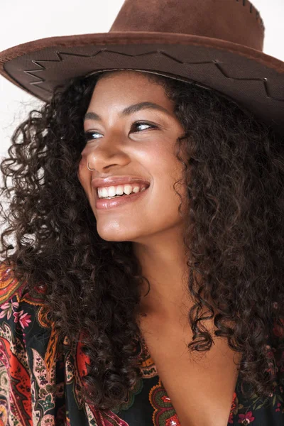 Krásná veselá mladá žena v kovbojském klobouku — Stock fotografie