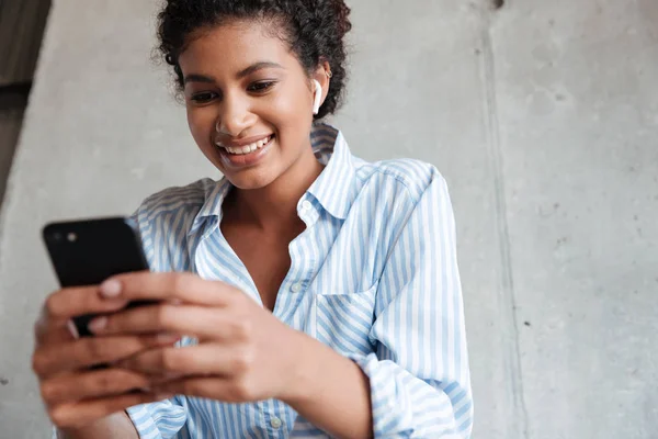 Sonriente atractiva mujer africana joven con camisa — Foto de Stock