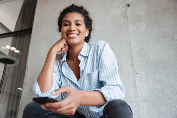 Smiling attractive young african woman wearing shirt — 스톡 사진