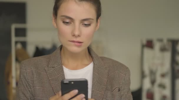 Здивована Молода Бізнес Леді Використовує Свій Смартфон Приміщенні — стокове відео
