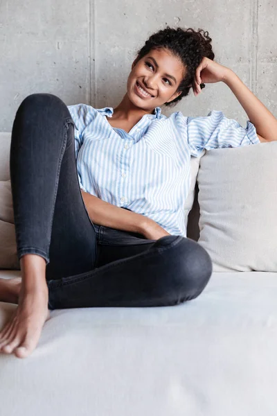 Smiling attractive young african woman wearing shirt relaxing — Stockfoto