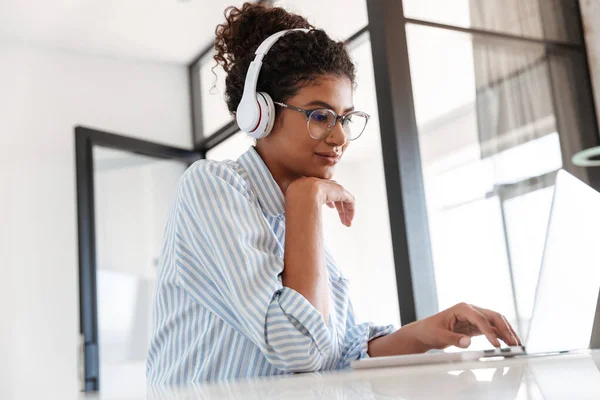 Aantrekkelijke jonge Afrikaanse vrouw werken op laptop computer — Stockfoto