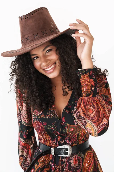 Schöne, fröhliche junge Frau mit Cowboyhut — Stockfoto