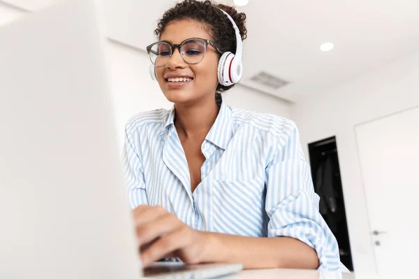 Aantrekkelijke jonge Afrikaanse vrouw werken op laptop computer — Stockfoto