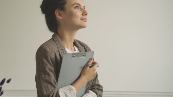 Une Jolie Jeune Femme Tient Dossier Documents Intérieur — Video