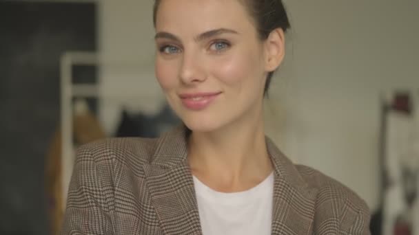 Une Jeune Femme Séduisante Sourit Regarde Caméra Intérieur Dans Bureau — Video