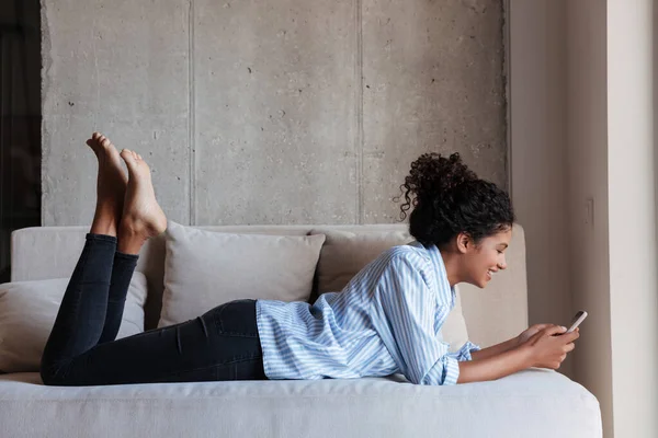 Smiling attractive young african woman wearing shirt relaxing — 图库照片