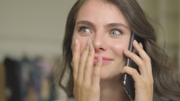 Eine Attraktive Überraschte Frau Bekommt Gute Nachrichten Während Sie Drinnen — Stockvideo