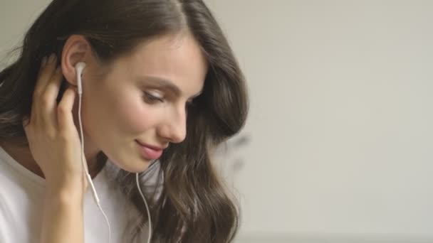 Příjemná Klidná Žena Poslouchá Hudbu Pomocí Drátových Sluchátek Uvnitř — Stock video
