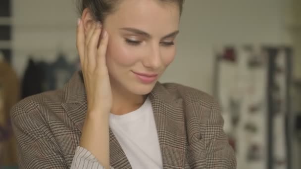Une Jeune Femme Assez Calme Regarde Caméra Avec Sourire Intérieur — Video