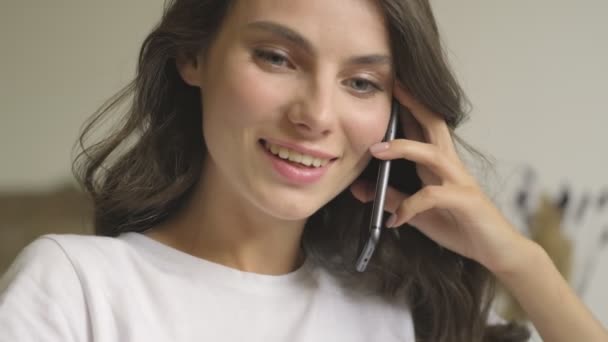 Uma Boa Mulher Está Falando Telefone Enquanto Senta Mesa Dentro — Vídeo de Stock