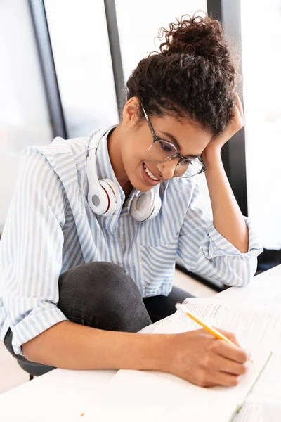 Nahaufnahme einer intelligenten attraktiven jungen Afrikanerin — Stockfoto