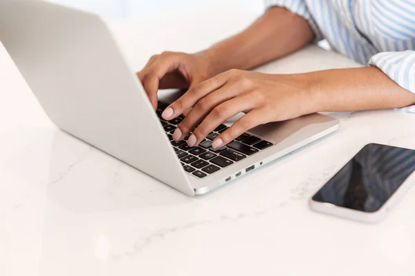 Zbliżenie afrykańskiej kobiety piszącej na laptopie — Zdjęcie stockowe