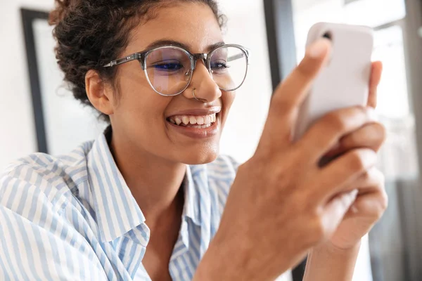 Close-up van een glimlachende jonge Afrikaanse zakenvrouw — Stockfoto