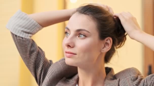 Uma Bela Mulher Elegante Sopra Seu Cabelo Enquanto Está Fora — Vídeo de Stock