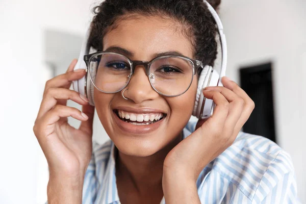 Nahaufnahme einer lächelnden jungen afrikanischen Geschäftsfrau — Stockfoto