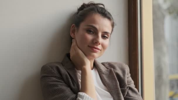 Una Mujer Relajada Sonriente Está Sentada Alféizar Ventana — Vídeos de Stock