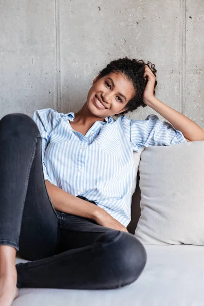 Smiling attractive young african woman wearing shirt relaxing — 스톡 사진