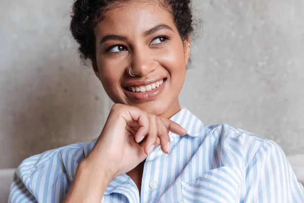 Sonriente atractiva mujer africana joven usando camisa relajante —  Fotos de Stock