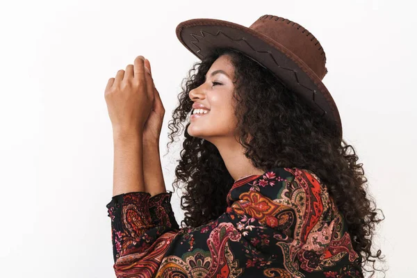 Krásná veselá mladá žena v kovbojském klobouku — Stock fotografie